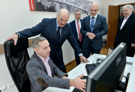 Лукашенко поддержал идею создания условий для использования в Беларуси беспилотных автомобилей