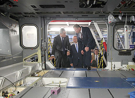 Андрей Кобяков во время посещения производственной площадки AgustaWestland