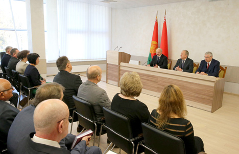 Президент Александр Лукашенко на встрече с участниками научно-практической конференции "Новые технологии в медицине"