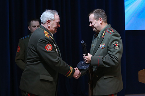 Министр обороны Андрей Равков вручает награду председателю центрального совета ДОСААФ Ивану Дырману