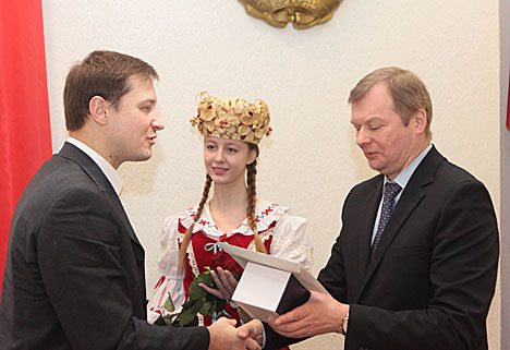 Член национальной команды Беларуси по стрельбе из лука, мастер спорта международного класса Антон Прилепов и председатель Могилевского облисполкома Владимир Доманевский