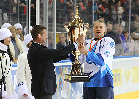 Капитан команды России Александр Медведев с кубком победителя турнира