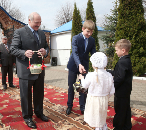 Лукашенко благодарит священнослужителей за вклад в развитие Беларуси