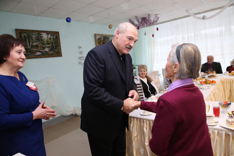Лукашенко: Бизнес в Беларуси должен активнее участвовать в благотворительности и поддержке стариков и детей