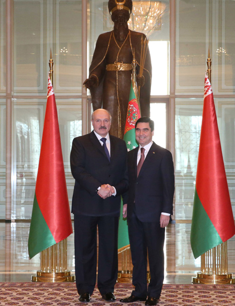 Президент Беларуси Александр Лукашенко на встрече с Президентом Туркменистана Гурбангулы Бердымухамедовым