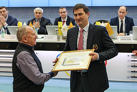 Первый вице-президент НОК Беларуси Максим Рыженков поздравляет с юбилеем заслуженного тренера Республики Беларусь Николая Козеко