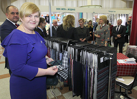 Заместитель министра антимонопольного регулирования и торговли Ирина Наркевич во время знакомства с выставкой