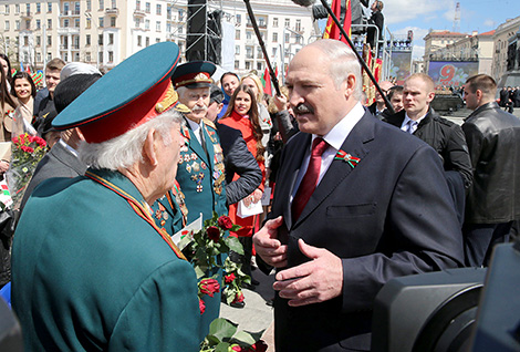 Президент Беларуси Александр Лукашенко во время общения с ветеранами