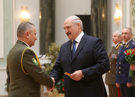 лександр Лукашенко вручает погоны генерал-майора Василию Гедько