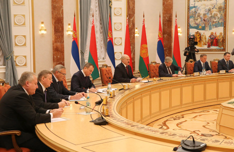 Президент Беларуси Александр Лукашенко на встрече с Президентом Сербии Томиславом Николичем в расширенном составе