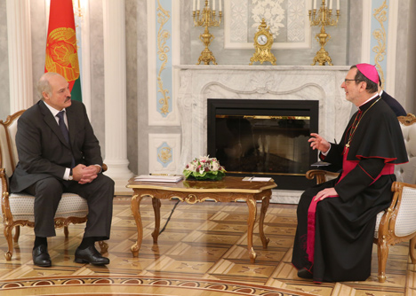 Президент Беларуси Александр Лукашенко во время встречи с апостольским нунцием в Беларуси Клаудио Гуджеротти