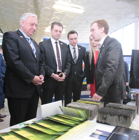 Игорь Бузовский во время открытия выставки-презентации "100 идей для Беларуси" Игорь Бузовский во время открытия выставки-презентации "100 идей для Беларуси"