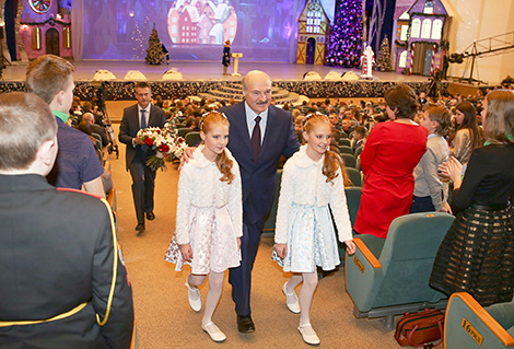 Лукашенко: Все больше людей из разных уголков Беларуси стараются внести вклад в акцию "Наши дети"