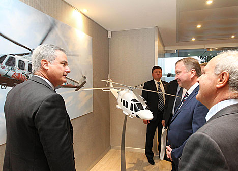 Андрей Кобяков во время посещения производственной площадки AgustaWestland