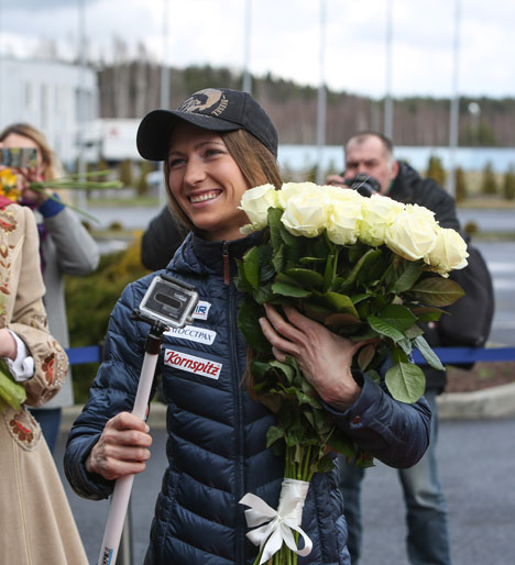 Дарья Домрачева во время торжественной встречи в Национальном аэропорту Минск