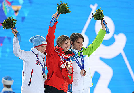Дарья Домрачева на пьедестале почета на Олимпиаде-2014 в Сочи