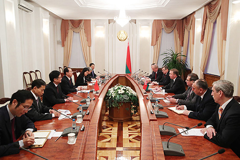 Премьер-министр Беларуси Андрей Кобяков встретился с заместителем министра коммерции КНР Фу Цзыином