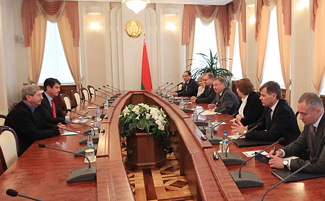 Премьер-министр Андрей Кобяков на встрече с президентом и исполнительным директором Isreal Chemikals Limited Стефаном Боргасом