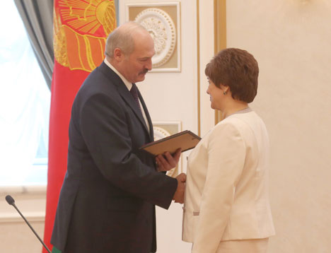Александр Лукашенко во время вручения дипломов доктора наук и аттестатов профессора 
