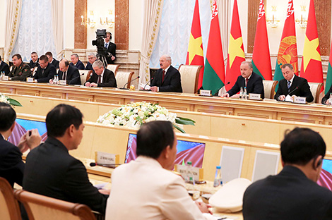 Президент Беларуси Александр Лукашенко на переговорах в расширенном составе с Президентом Вьетнама Чан Дай Куангом