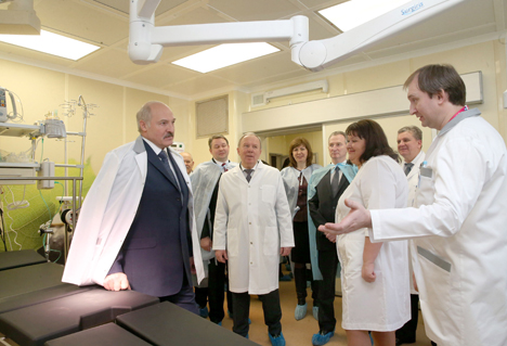 Лукашенко: В Беларуси никогда не будут экономить на детях и матерях