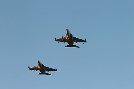 Военные самолеты Як-130 и МиГ-29 впервые сели на трассу в вечернее время в Червенском районе