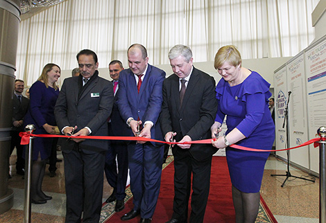 Министр промышленности провинции Пенджаб Алан уд Дин Шейх, первый заместитель председателя концерна "Беллегпром" Вячеслав Мирусин, заместитель премьер-министра Беларуси Владимир Семашко, заместитель министра антимонопольного регулирования и торговли Ирина Наркевич