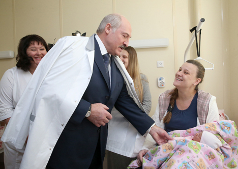 Лукашенко: В Беларуси никогда не будут экономить на детях и матерях