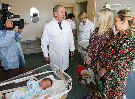 Заместитель премьер-министра Беларуси Василий Жарко во время посещения РНПЦ "Мать и дитя"