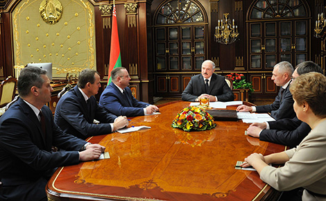 Лукашенко: Беларусь хочет иметь добрые отношения с США, но не будет бежать впереди паровоза