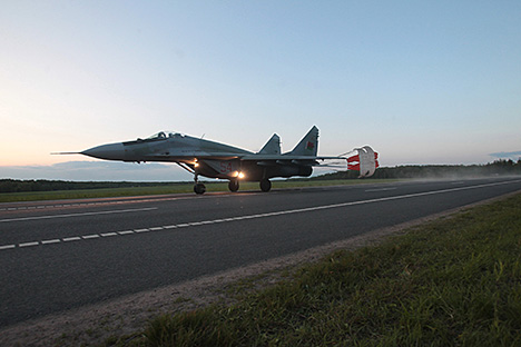 Военные самолеты Як-130 и МиГ-29 впервые сели на трассу в вечернее время в Червенском районе. Истребитель МиГ-29