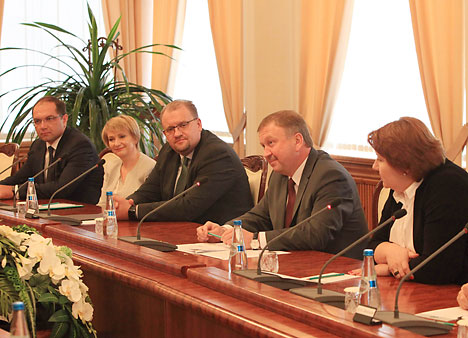 Премьер-министр Андрей Кобяков на встрече с президентом и исполнительным директором Isreal Chemikals Limited Стефаном Боргасом
