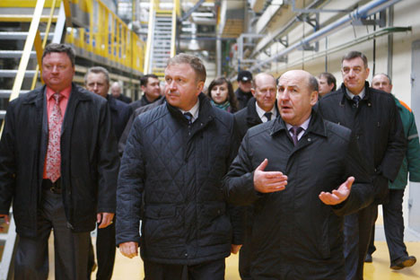 Премьер-министр Беларуси Андрей Кобяков во время посещения ОАО "Мостовдрев"