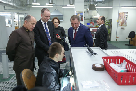  Макей и представители дипкорпуса посетили ювелирный завод "Зорка"