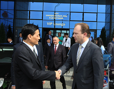 Chairman of Belarus’ State Property Committee Andrei Gayev and Xiao Yaqing, Chairman of the State-owned Assets Supervision and Administration Commission at China’s State Council