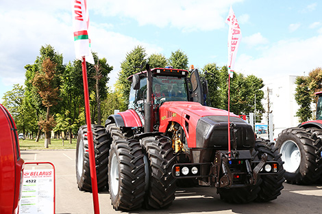 Plans to set up assembly plant for Belarusian tractors in India in 2018
