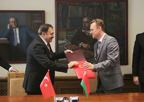 Belarusian Deputy Natural Resources and Environmental Protection Minister Sergei Khrushchev and Turkish Minister of Forestry and Water Affairs Veysel Eroglu