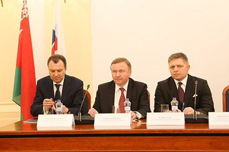 Премьер-министр Беларуси Андрей Кобяков и председатель правительства Словакии Роберт Фицо на белорусско-словацком бизнес-форуме в Братиславе