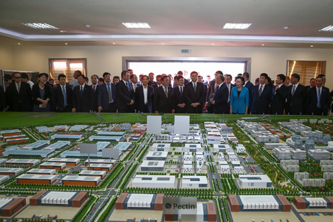 Сяо Яцин знакомится с индустриальным парком