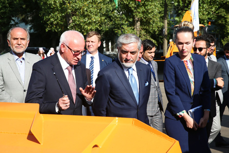 Первый заместитель генерального директора ОАО "Амкодор" Владимир Янушко рассказывает о технике премьер-министру Афганистана Абдулле Абдулле