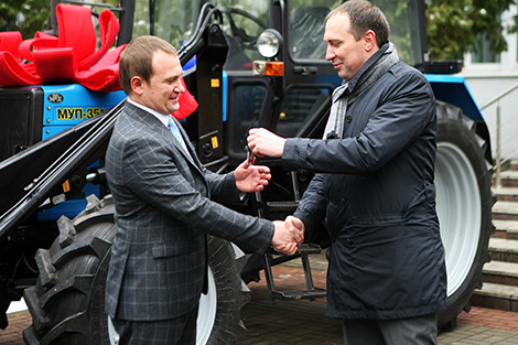 МТЗ передал новый трактор интернату ветеранов в Ждановичах