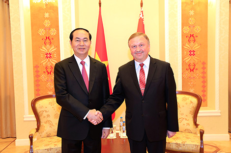 Кобяков: Беларусь готова наращивать поставки во Вьетнам продукции машиностроения