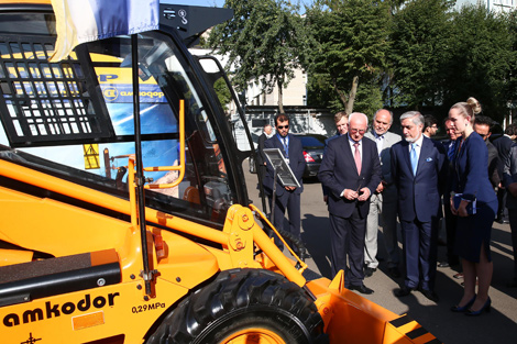 Первый заместитель генерального директора ОАО "Амкодор" Владимир Янушко рассказывает о технике премьер-министру Афганистана Абдулле Абдулле