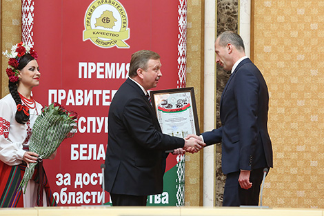 Премьер-министр Беларуси Андрей Кобяков награждает ОАО "Бабушкина крынка"