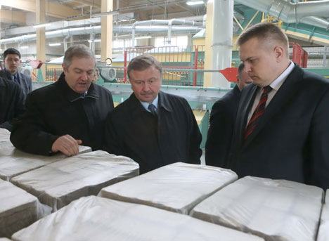 Андрей Кобяков во время посещения ОАО "Слуцкий льнозавод"