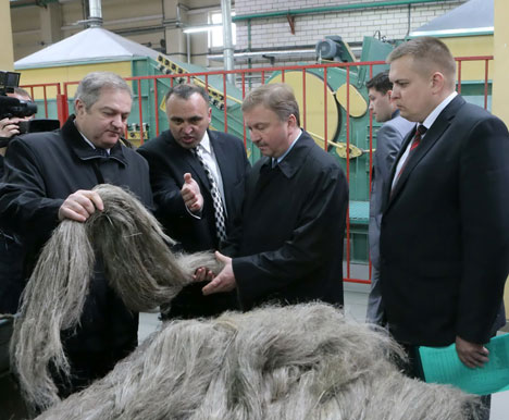 Андрей Кобяков во время посещения ОАО "Слуцкий льнозавод"