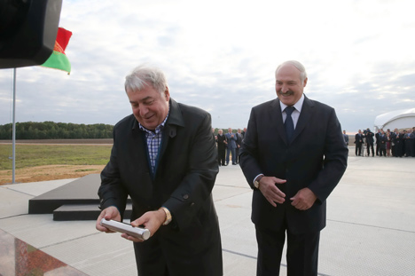 Лукашенко и Гуцериев заложили капсулу на месте строительства Нежинского горно-обогатительного комплекса Лукашенко и Гуцериев заложили капсулу на месте строительства Нежинского горно-обогатительного комплекса