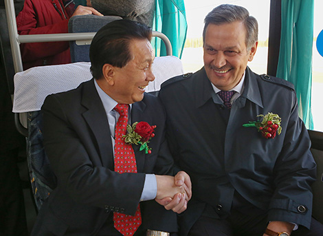 Генеральный представитель китайской компании China Merchants Group в Центральной Азии и странах Балтийского региона, главный исполнительный директор СЗАО "Компания по развитию индустриального парка" Ху Чжэн и заместитель премьер-министра Беларуси Анатолий Калинин Генеральный представитель китайской компании China Merchants Group в Центральной Азии и странах Балтийского региона, главный исполнительный директор СЗАО "Компания по развитию индустриального парка" Ху Чжэн и заместитель премьер-министра Беларуси Анатолий Калинин