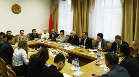 Во время встречи. Фото Министерства связи и информатизации