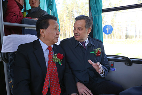 Генеральный представитель китайской компании China Merchants Group в Центральной Азии и странах Балтийского региона, главный исполнительный директор СЗАО "Компания по развитию индустриального парка" Ху Чжэн и заместитель премьер-министра Беларуси Анатолий Калинин Генеральный представитель китайской компании China Merchants Group в Центральной Азии и странах Балтийского региона, главный исполнительный директор СЗАО "Компания по развитию индустриального парка" Ху Чжэн и заместитель премьер-министра Беларуси Анатолий Калинин